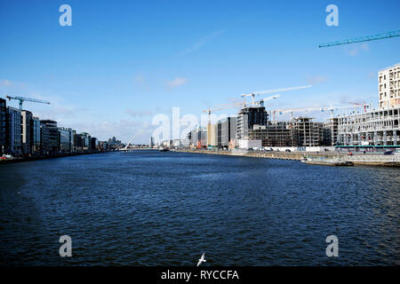 Krane und neue Entwicklungen an der North Station in den Docklands waterfront Fluss Liffey Dublin Irland Europa Stockfoto