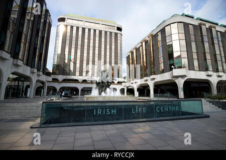 Irish Life Center mit Wagen des Lebens Skulptur und Brunnen Dublin Irland Europa Stockfoto