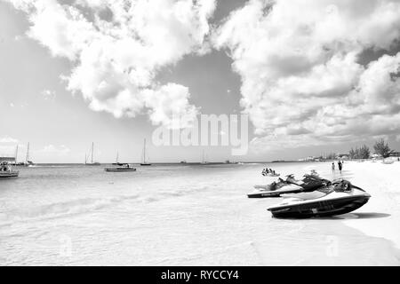 Bridgetown, Barbados - Dezember 12, 2015: Sport Transport von Jet Ski am Sandstrand am Meer oder Ozean Küste mit Menschen sonnige auf Sky backgr Stockfoto