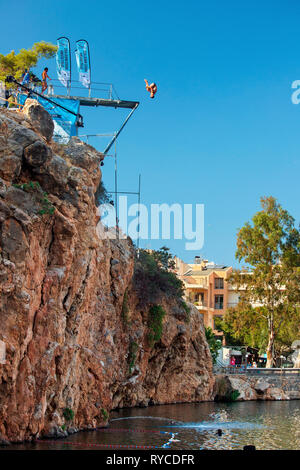 Cliff Diving am See Voulismeni, Agios Nikolaos, Lasithi Präfektur, Insel Kreta, Griechenland. Stockfoto