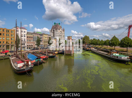 Historische Oude Haven mit alten Schiffen im Stadtzentrum von Rotterdam Stockfoto