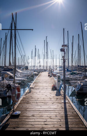 Hölzerne Seebrücke mit vielen Boote und Yachten im Yachthafen von Holiday Resort Sistiana in der Nähe von Triest in Italien, Europa Stockfoto