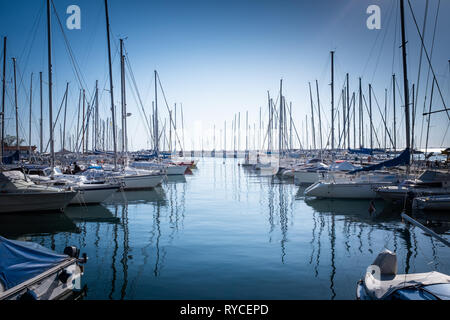 Hölzerne Seebrücke mit vielen Boote und Yachten im Yachthafen von Holiday Resort Sistiana in der Nähe von Triest in Italien, Europa Stockfoto