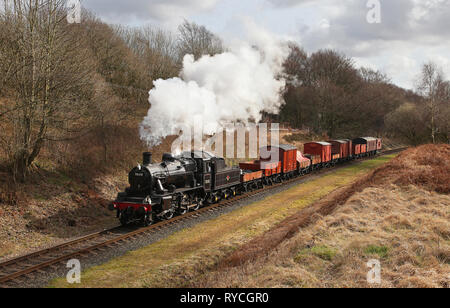 78018 Köpfe Vergangenheit wenig Grate mit einer gemischten Fracht auf der East Lancs Eisenbahn. Stockfoto