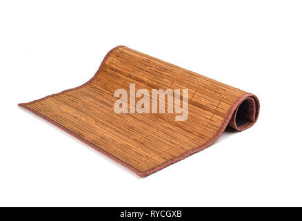 Alte Bambus sushi Matte auf weißem Hintergrund. Traditionelle Japanische oder Chinesische Tabelle einstellen. Stockfoto