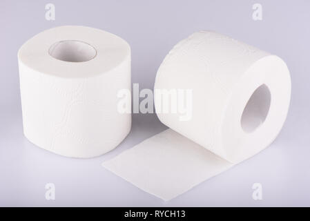 Zwei Rollen weiß Toilettenpapier isoliert. Das Papier Produkt in die sanitäre und hygienische Zwecke verwendet. Stockfoto
