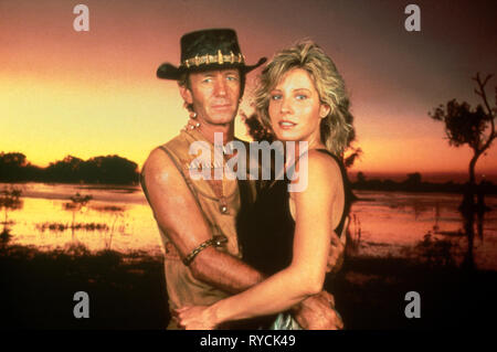 PAUL HOGAN, LINDA KOZLOWSKI, CROCODILE DUNDEE, 1986 Stockfoto