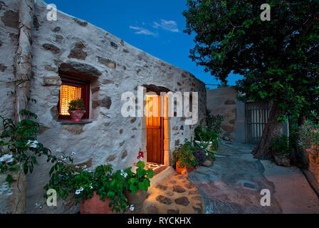 Ausgezeichnete Auswahl von traditionellen Kretischen ländliche Architektur, als diese alten Häuser haben schöne Bungalows umgewandelt worden, in der Nähe von makrygialos. Stockfoto