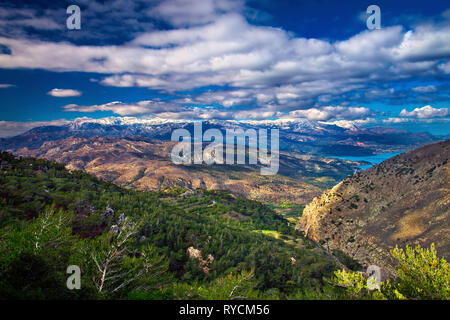 Die Aussicht während der Fahrt zu Thrypti Berg, Gemeinde Ierapetra, Lassithi, Kreta, Griechenland. Im Hintergrund, Dikti Berge. Stockfoto