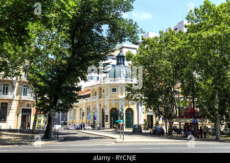 Der Tivoli Theater, ein nationales Denkmal in neoklassizistischer Architektur gebaut, von der Liberty Avenue gesehen (Avenida da Liberdade), in Lissabon, Portugal Stockfoto