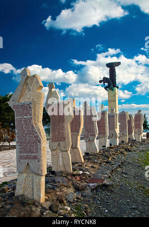 Ein Denkmal für die Hunderte von griechischen Staatsbürgern, die von den Nazis hingerichtet auf Dezember 1943 bei Amiras Dorf Viannos Gemeinde, Kreta, Griechenland. Stockfoto