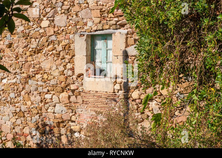 Wand und antiken Fenster in der Altstadt von Tossa de Mar Stockfoto