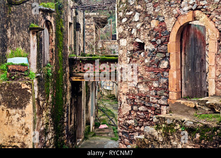 Spaziergang durch die malerischen Gassen der Kalami, ein 'Ghost Village' Viannos County, Kreta, Griechenland. Stockfoto