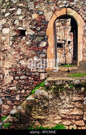 Spaziergang durch die malerischen Gassen der Kalami, ein 'Ghost Village' Viannos County, Kreta, Griechenland. Stockfoto