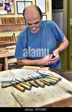 Lefteris ist ein traditionelles Holzschnitzer und arbeitet er in seiner Werkstatt in Chora Insel Skyros, in Sporaden Komplex, Zentral Griechenland, Ägäis Stockfoto
