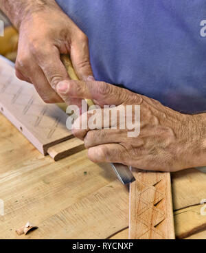 Lefteris ist ein traditionelles Holzschnitzer und arbeitet er in seiner Werkstatt in Chora Insel Skyros, in Sporaden Komplex, Zentral Griechenland, Ägäis Stockfoto