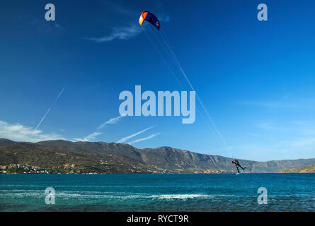 Kitesurfer an der Bucht von Mirabello, Elounda Stadt, Gemeinde Agios Nikolaos, Lasithi, Kreta. Stockfoto