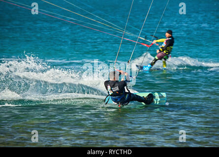 Kitesurfer an der Bucht von Mirabello, Elounda Stadt, Gemeinde Agios Nikolaos, Lasithi, Kreta. Stockfoto