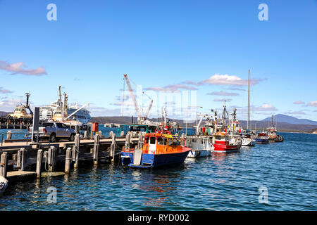 Fischerboote gebunden an eine Werft in Eden Hafen auf zwei Falten Bay an der Südküste von New South Wales Stockfoto