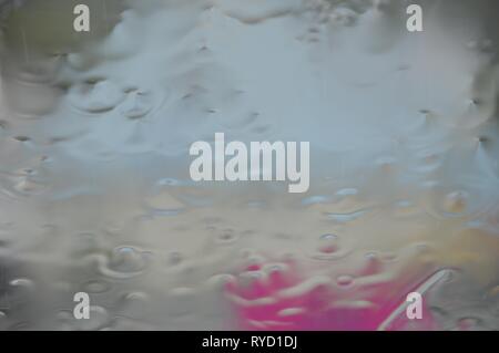 Alternative Perspektive von innen im Auto durch strömenden Regen Stockfoto