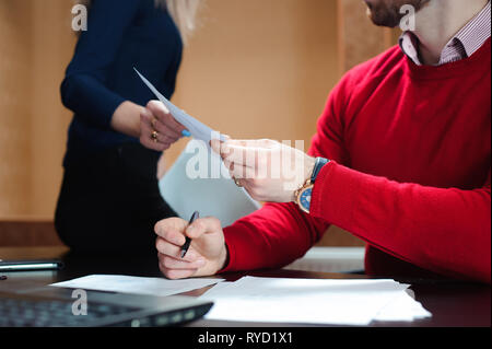 Die Hände von Geschäftsleuten, Dokument. Menschen im Büro eine Konferenz und diskutieren Strategien. Stockfoto