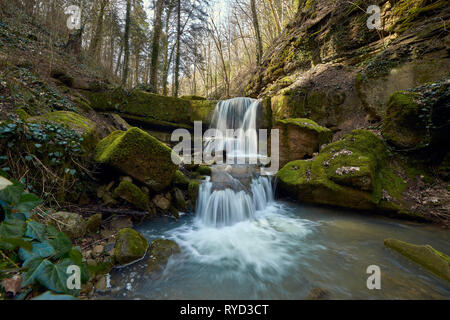 Wasserfall an einem Gebirgsfluss mit Moos bedeckt Felsbrocken Stockfoto