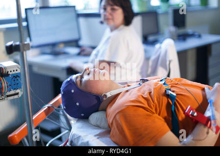 Junger Mann bei der elektroenzephalographie Prüfung Stockfoto