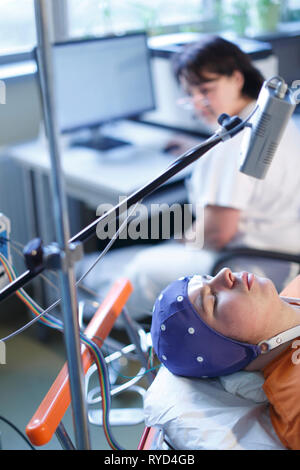 Junger Mann bei der elektroenzephalographie Prüfung Stockfoto