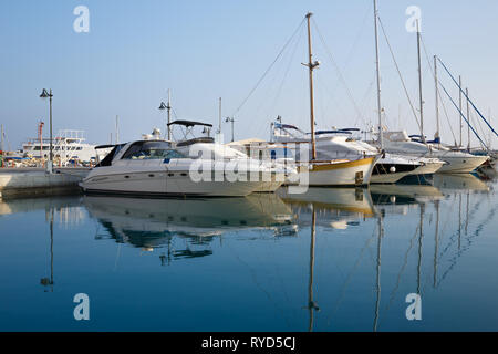 Die modernen Bereich Marina mit den Yachten in Limassol, Zypern. Stockfoto