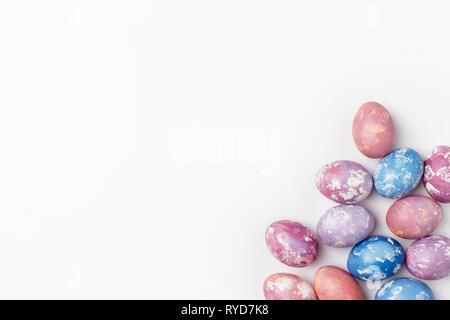 Ecke von Blau, Lila, Rosa Ostereier isoliert auf weißem Hintergrund. Freier Speicherplatz, Kopie, Raum für Text, Ansicht von oben Grenze Stockfoto