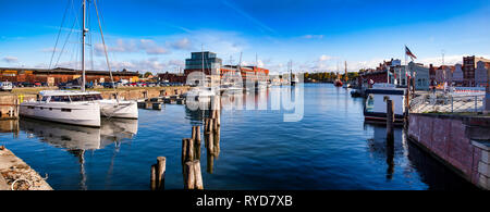 Lübeck, Deutschland, 10.07.2018: Blick über die Hansa Hafen an der Trave in der Hansestadt Lübeck Stockfoto