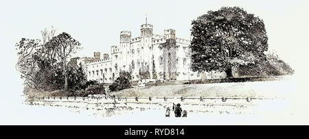 Scone Palace, Perth, Großbritannien. Scone Palace ist eine Kategorie in einem denkmalgeschützten Haus in der Scone, Perthshire, Schottland. Es wurde gebaut (durch Neufassung ein Palast aus dem 16. Jahrhundert) im Jahr 1808 (im Jahr 1802 begonnen und 1812 abgeschlossen Nach der Tour Guides) für die Grafen von Mansfield. Aus rotem Sandstein mit einem gekerbten Dach gebaut, es ist ein klassisches Beispiel der späten Georgianischen gotischen Stil Stockfoto