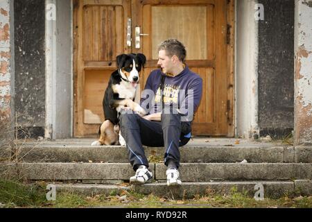 Mann und mehr Schweizer Sennenhund Stockfoto