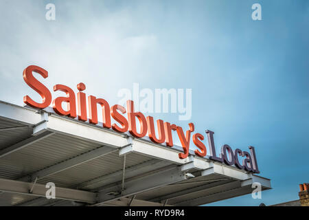 Sainsbury's Lokale signage außerhalb eines Stores in London, Großbritannien Stockfoto