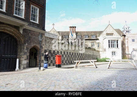 Ein Mitglied des Klerus sms in der Charterhouse Square, London, UK Stockfoto