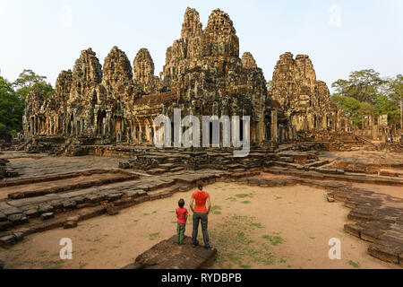 Mutter und Sohn stand vor der Bayon Tempel in Angkor in Siem Reap Stockfoto