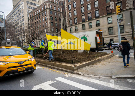 Arbeiter bauen sie eine der fünf "Spannung Skulpturen des Künstlers Joseph La Piana auf einem Park Avenue Median an der 67th St in New York am Sonntag, 3. März 2019. Synthetischer Kautschuk und Edelstahl die Kunstwerke auf Anzeige auf fünf Ecken von Park Avenue wird von der 53rd St. bis 70St. bis Ende Juli. Der Fonds für die Finanzierung von Park Avenue und der NYC Parks und Erholung Abt. präsentiert haben öffentliche Kunst auf die mediane seit 1969. (Â© Richard B. Levine) Stockfoto