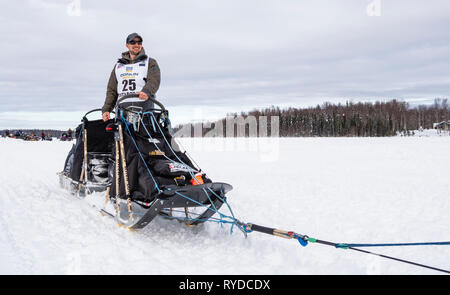 Musher Jeff Deeter nach dem in Willow Der 47 Iditarod Trail Sled Dog Race in Southcentral Alaska neu. Stockfoto