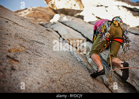 Geringer Betrachtungswinkel der Kletterer Klettern am Berg. Stockfoto