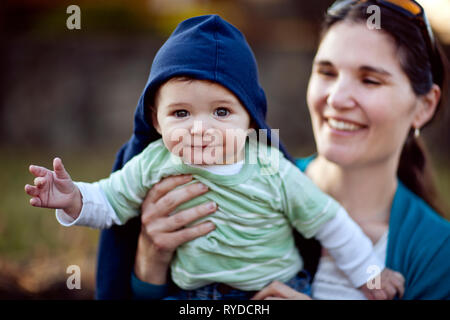 Porträt einer niedlichen baby boy von seiner Mutter gehalten wird. Stockfoto