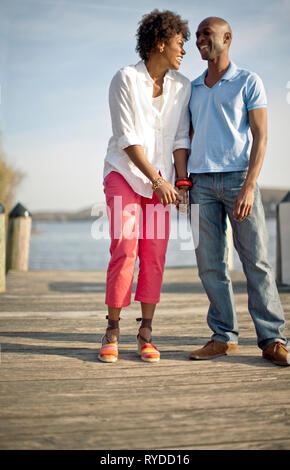 Paar stehend auf Wharf zusammen. Stockfoto