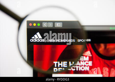 Los Angeles, Kalifornien, USA - 14. Februar 2019 - adidas Homepage. Adidas-Logo auf dem Bildschirm sichtbar. Stockfoto