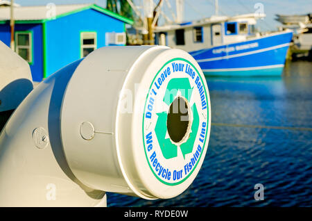 Eine monofile Recycling Station wird auf einem Wharf für die Beseitigung von weggeworfenen Angelschnur in Pass Christian, Mississippi installiert. Stockfoto