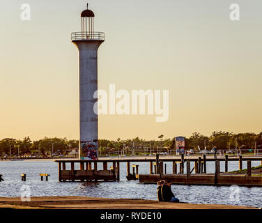 Die Sonne geht auf das Broadwater Beach Marina Kanal Leuchtturm, 24.02.2019, in Biloxi, Mississippi. Stockfoto