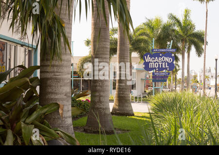 Die Zeichen außerhalb des Vagabond Hotel im klassischen Miami Modern, oder MiMo, architektonischen Stil in Miami, Florida, USA Stockfoto