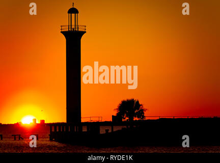 Die Sonne geht auf das Broadwater Beach Marina Kanal Leuchtturm, 24.02.2019, in Biloxi, Mississippi. Stockfoto