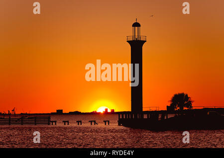 Die Sonne geht auf das Broadwater Beach Marina Kanal Leuchtturm, 24.02.2019, in Biloxi, Mississippi. Stockfoto