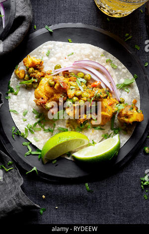 Indische Veganen Abendessen - Aloo Gobi (Blumenkohl, Kartoffel) und Roti. Stockfoto