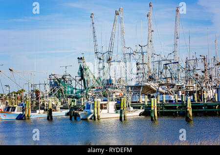 Krabbenfänger sind in Pass Christian Hafen, 24.02.2019, Pass Christian, Mississippi angedockt. Stockfoto