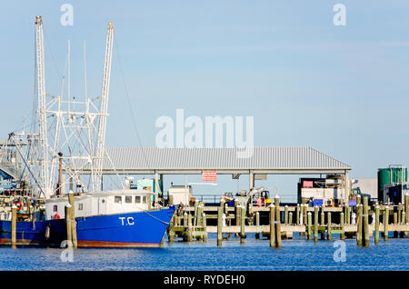 Ein krabbenkutter in Pass Christian Hafen, 24.02.2019, Pass Christian, Mississippi angedockt. Stockfoto